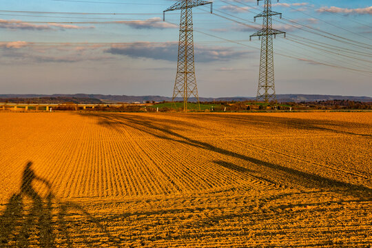 Hochspannungsmasten im Feld