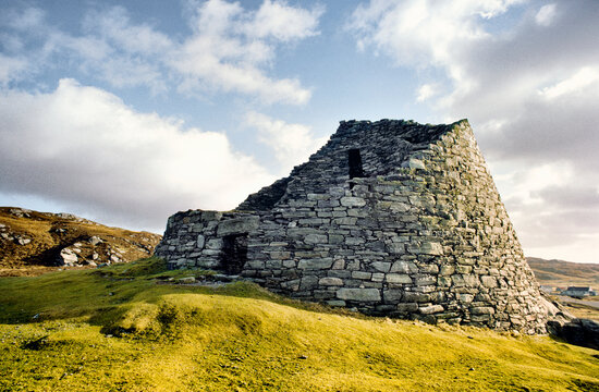 Dun Carloway broch, Isle of Lewis, Outer Hebrides, Scotland, UK. Ancient stone fortified homestead approx 2000 years old