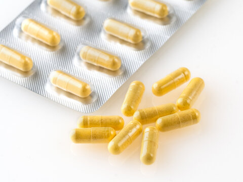 黄色いカプセルとPTPシート