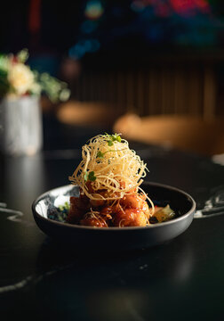 Colecci&oacute;n de fotograf&iacute;a culinaria japonesa moderna de alta calidad - Sushi, entrantes gourmet y emplatados.