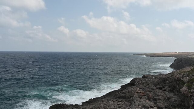 spiaggia di lampedusa con il mare agitato