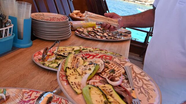 pasto vegetariano a bordo di un'imbarcazione