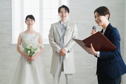 新郎新婦と披露宴の司会　ウエディングイメージ