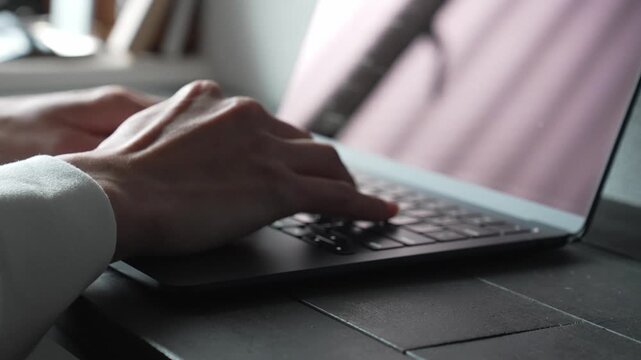 ノートパソコンをタイピングする手元 俯瞰 ビジネス リモートワーク 集中 / Close-up of hands typing on laptop keyboard, top view, remote work and productivity concept