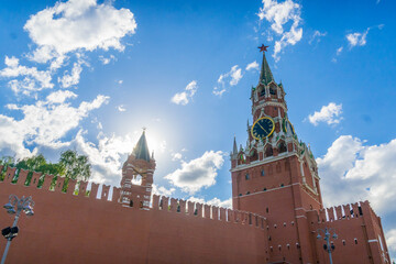 Obraz premium Moscow Kremlin landmark view — Spasskaya Towerwith iconic clock and red brick walls in Russia, symbol of national history, power and timekeeping tradition near Red Square. 