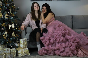 Naklejka premium Joyful Christmas Celebration at Home with Family by the Christmas Tree