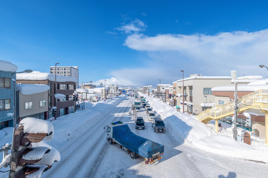 雪国の生活：長かった寒波もようやく終わり、雪がやみ青空が出現。歩道橋から見た風景