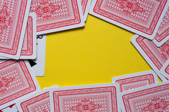 黄色背景に置いてあるトランプのカード	