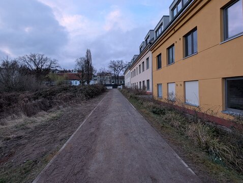 Gehweg in einem Wohngebiet in Berlin-Lichtenberg &ndash; Ruhige Wohnstra&szlig;e mit urbanem Alltag in der Hauptstadt