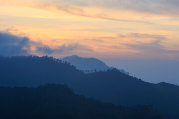 Obraz premium Serene Blue Mountain Ridges at Golden Sunset, Ella, Sri Lanka