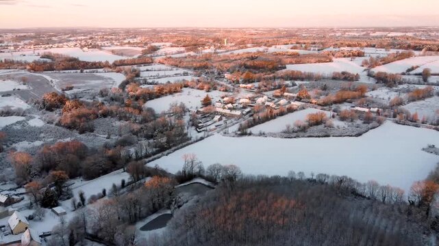 Vue a&eacute;rienne prise en drone de la campagne enneig&eacute;e en Janvier 2026 en centre Bretagne pr&egrave;s de Rennes 