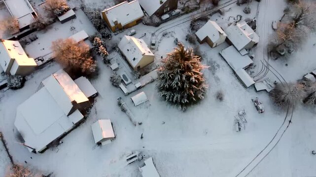Vue a&eacute;rienne prise en drone de la campagne enneig&eacute;e en Janvier 2026 en centre Bretagne pr&egrave;s de Rennes 
