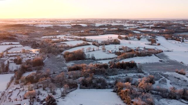 Vue a&eacute;rienne prise en drone de la campagne enneig&eacute;e en Janvier 2026 en centre Bretagne pr&egrave;s de Rennes 