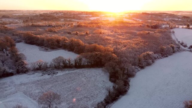 Vue a&eacute;rienne prise en drone de la campagne enneig&eacute;e en Janvier 2026 en centre Bretagne pr&egrave;s de Rennes 