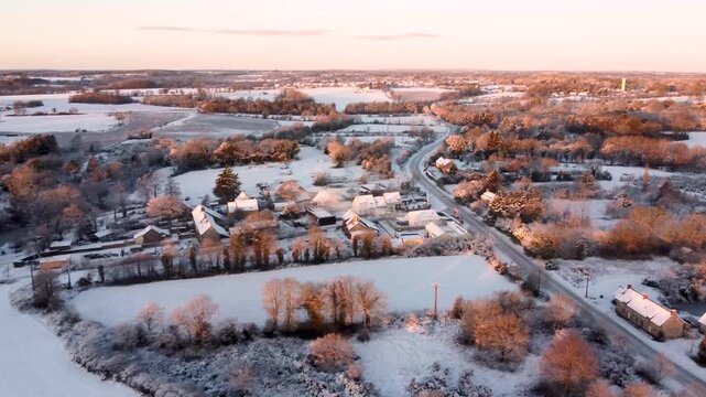 Vue a&eacute;rienne prise en drone de la campagne enneig&eacute;e en Janvier 2026 en centre Bretagne pr&egrave;s de Rennes 