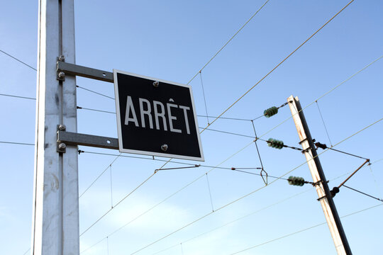 Panneau arr&ecirc;t pour signaler un arr&ecirc;t de gare sur la voie ferr&eacute;e pour un train