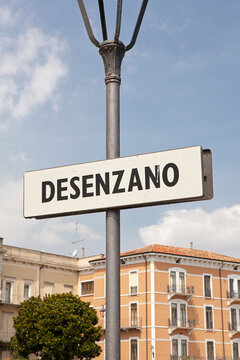 A sign saying you are in the town of Desenzano del Garda in Italy.