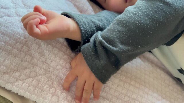 寝ている赤ちゃんの手