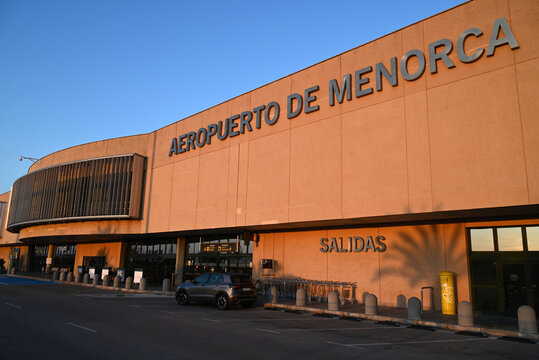 Port Mahon, Espagne 21 mars 2026 : Vue ext&eacute;rieure de la fa&ccedil;ade de l'a&eacute;roport de Minorque