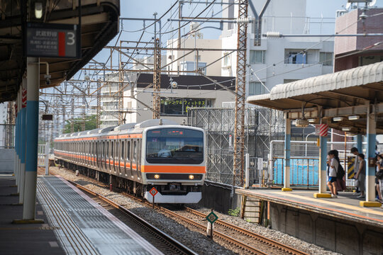 駅に入線する武蔵野線の通勤電車