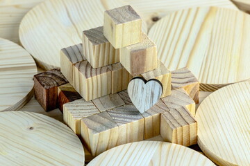 Fototapeta premium Oggetti di legno con cuore in legno su sfondo di legno di abete