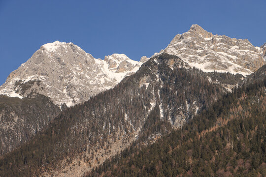 Westliche Karwendelgipfel im Fokus; Blick aus dem Isartal auf Gerberkreuz (2303) und Sulzleklammspitze (2322)