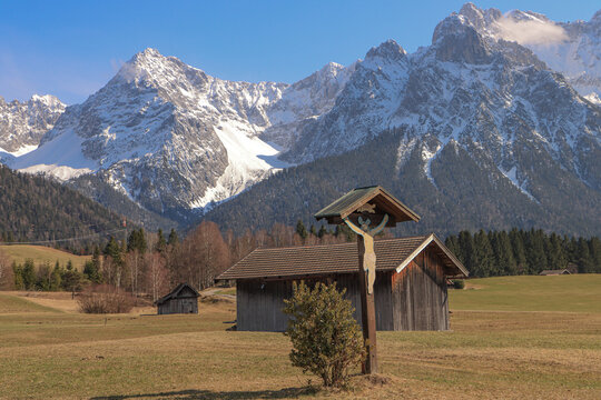 Bayerische Alpenidylle; Blick von den Buckelpisten bei Klais zum westlichen Karwendelgebirge mit Tiefkarspitze und den Karwendelk&ouml;pfen