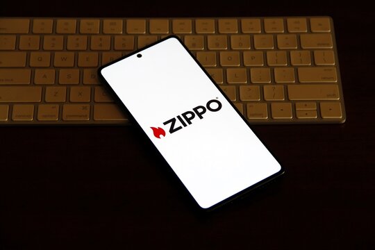 Zippo - ic&ocirc;nico isqueiro de metal, recarreg&aacute;vel e &agrave; prova de vento, fabricado nos EUA desde 1932 pela Zippo Manufacturing Company. Conhecido por sua durabilidade.