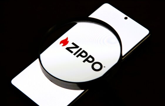 Zippo - ic&ocirc;nico isqueiro de metal, recarreg&aacute;vel e &agrave; prova de vento, fabricado nos EUA desde 1932 pela Zippo Manufacturing Company. Conhecido por sua durabilidade.