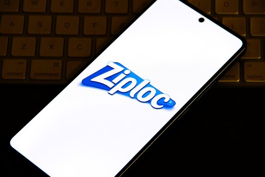 Ziploc - Marca de sacos e recipientes pl&aacute;sticos ressel&aacute;veis, famosa pelo seu sistema de veda&ccedil;&atilde;o herm&eacute;tica (z&iacute;per) criado em 1968. Pertencente &agrave; SC Johnson.