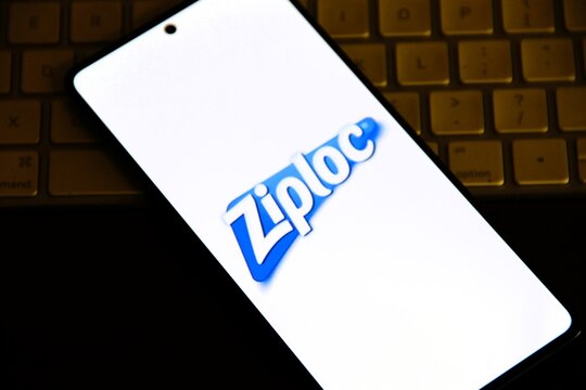 Ziploc - Marca de sacos e recipientes pl&aacute;sticos ressel&aacute;veis, famosa pelo seu sistema de veda&ccedil;&atilde;o herm&eacute;tica (z&iacute;per) criado em 1968. Pertencente &agrave; SC Johnson.