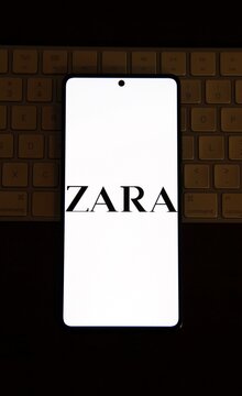 Zara - Rede de moda fast-fashion, de origem espanhola e pertencente ao grupo Inditex. Fundada em 1975, famosa por trazer tend&ecirc;ncias das passarelas rapidamente para o varejo.