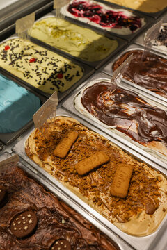 Vaschette di gelato artigianale di vari gusti pronte in una vetrina di una gelateria artigianale