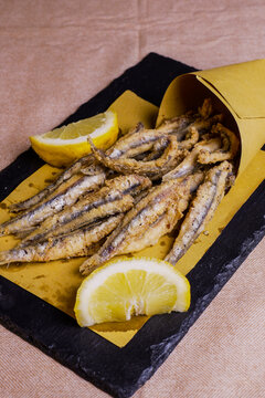 Cuoppo napoletano di alici fritte accompagnate da limone servito in una trattoria napoletana