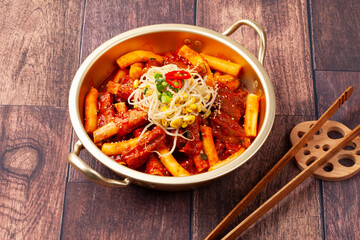 돼지고기의 갈비의 등 쪽에 붙어 있는 부분. 또는 등에 붙은 갈비. The part of pork ribs attached to the back. Or ribs attached to the back.   © jinho Park