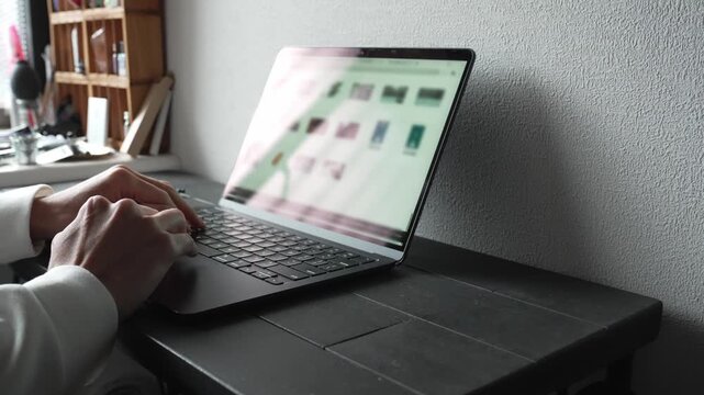 ノートパソコンをタイピングする手元 俯瞰 ビジネス リモートワーク 集中 / Close-up of hands typing on laptop keyboard, top view, remote work and productivity concept