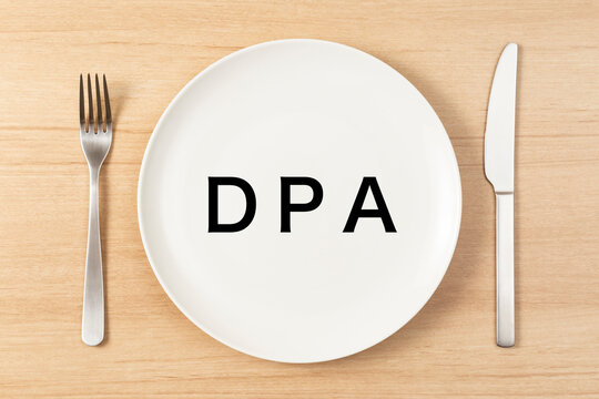 「DPA」と書かれた皿とカトラリー