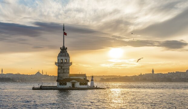 Kız Kulesi, Maiden's Tower or Leander's Tower at sunset, island in Bosporus, &Uuml;sk&uuml;dar, Istanbul Turkey