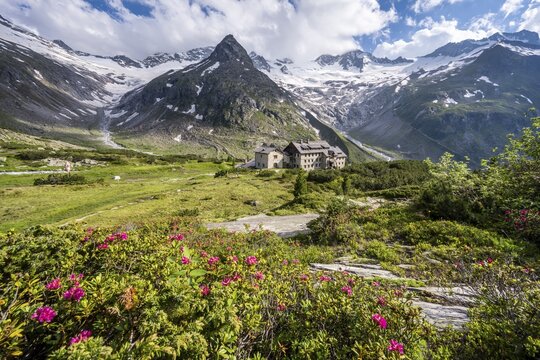 Berlin hut on the Berliner H&ouml;henweg, Steinmandl mountain peak, Waxeggkees and Hornkees glaciers, Zillertal Alps, Zillertal, Tyrol, Austria