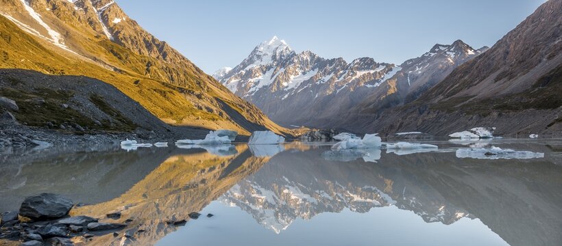 Sunrise, reflection in Hooker Lake, Mount Cook illuminated by morning sun, Mount Cook National Park, Southern Alps, Hooker Valley, Canterbury, South Island, New Zealand