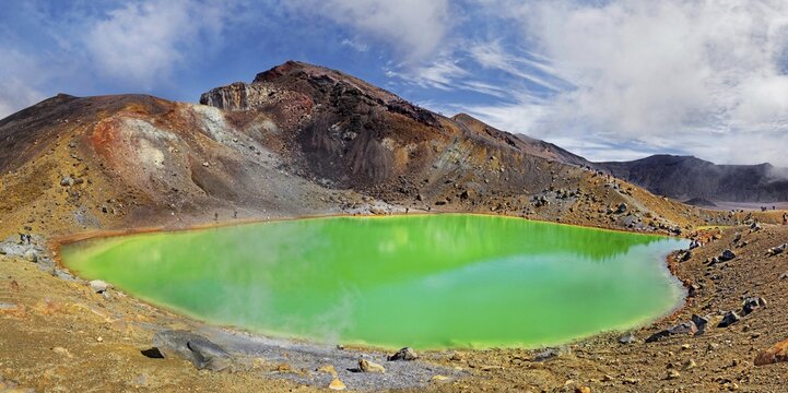 Green sulphurous Emerald Lakes and volcanio Mt Tongariro, Tongariro National Park, Manawatu-Wanganui, North Island, New Zealand