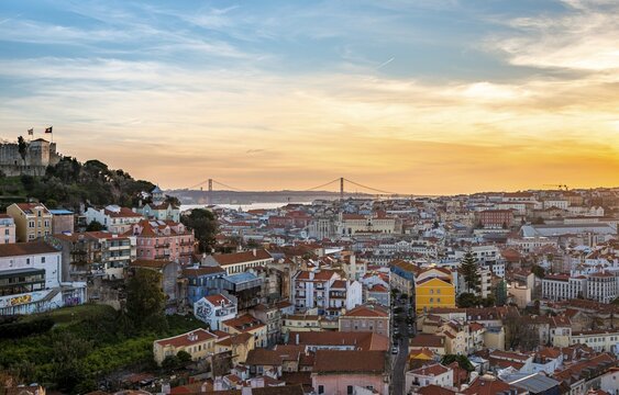 City view, view over Lisbon with Castelo de S&atilde;o Jorge and Ponte 25 de Abril at sunset, viewpoint Gra&ccedil;a, Lisbon, Portugal