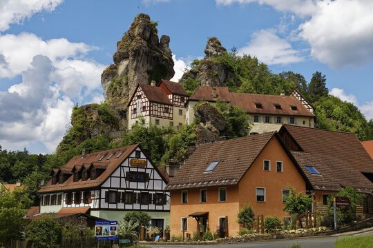 Rock village or church village T&uuml;chersfeld, striking flag rock, circulating mountain, half-timbered house, district of Pottenstein, P&uuml;ttlachtal, Franconian Switzerland, Upper Franconia, Franconia, Bavaria, Germany