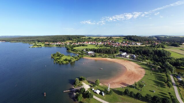 Aerial view, sandy beach, bathing beach with restaurants, behind it Ramsberg at the Brombachsee, district of Markt Pleinfeld, Franconian Lake District, Middle Franconia, Franconia, Bavaria, Germany