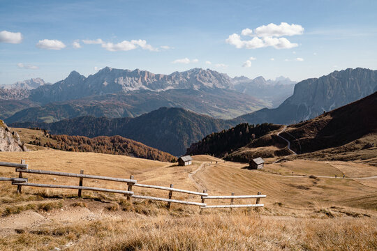 Autumn at W&uuml;rzjoch Pass: Panorama of the Odle and Sass de Putia.