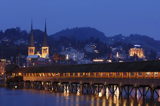 Kapellbruecke mit Hofkirche at dusk, Lucerne, Switzerland