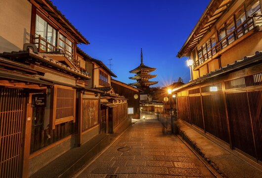 Lane, Yasaka dori historical alleyway in the old town with traditional Japanese houses, rear five-storey Yasaka pagoda of the Buddhist Hōkanji temple, evening mood, Kyoto, Japan
