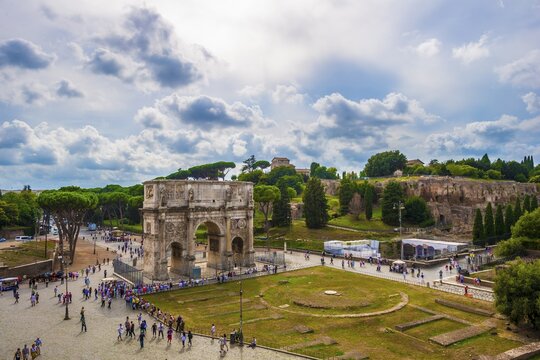 Tourists in front of the Arch of Constantine, Rome, Lazio, Italy