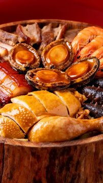 Vertical video: Camera pulling back revealing wooden platter with prawns showing food gloss