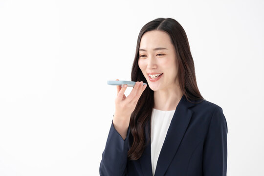 音声入力　女性　スマホ